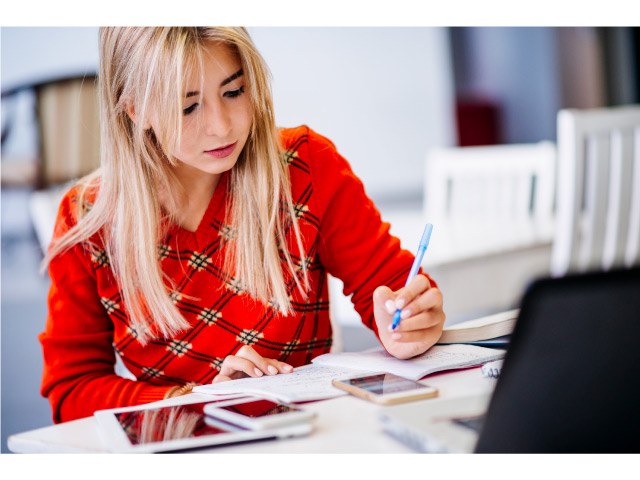 Rédiger une thèse : prérequis, cahier des charges, travaux de recherche, méthodologie